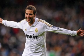 开云APP-密尔沃基雄鹿决赛鏖战休斯顿火箭，约基奇砍下14记关键球，全场沸腾